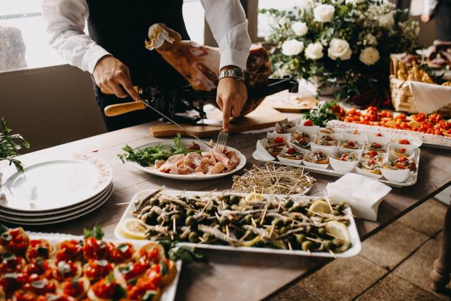 Elegantn&ecaron; prost&rcaron;en&yacute; st&uring;l v restauraci Osoleno
